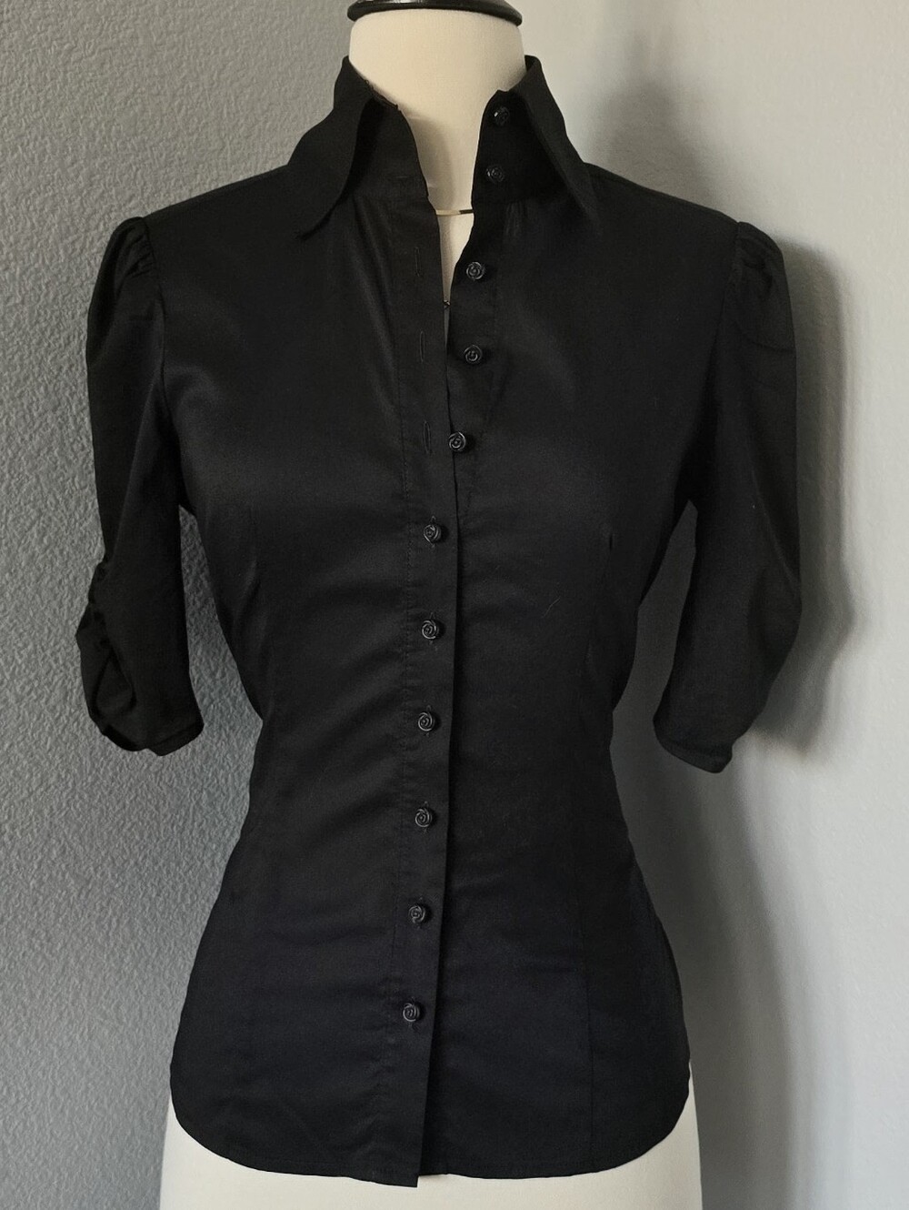NWOT bebe Black Fitted Button Front Blouse Puff Sleeves Floral Button Sz Small